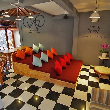 Kayun Hostel Downtown Кута Экстерьер фото