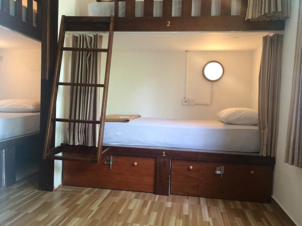 Kayun Hostel Downtown Кута Экстерьер фото